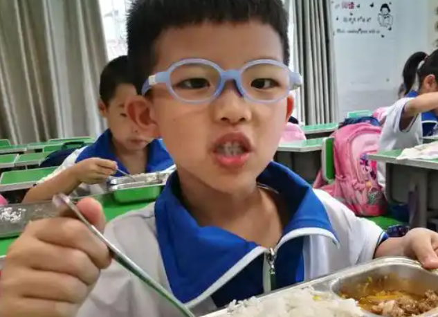 重教传统推动全社会进一步构成关心保护与尊重教师的良好氛围